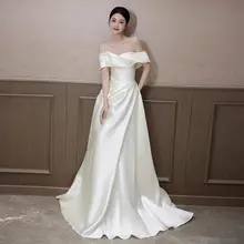シンプルで上品なデザイン！オフショルダーサテン風軽婚礼衣装【トレイン付き・ウェディング用】