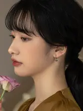 ブルー水翡翠の円形925純銀イヤリング【防アレルギー・クラシックデザイン・小ぶり】