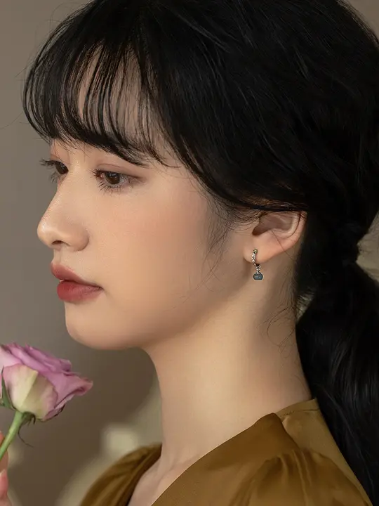 ブルー水翡翠の円形925純銀イヤリング【防アレルギー・クラシックデザイン・小ぶり】