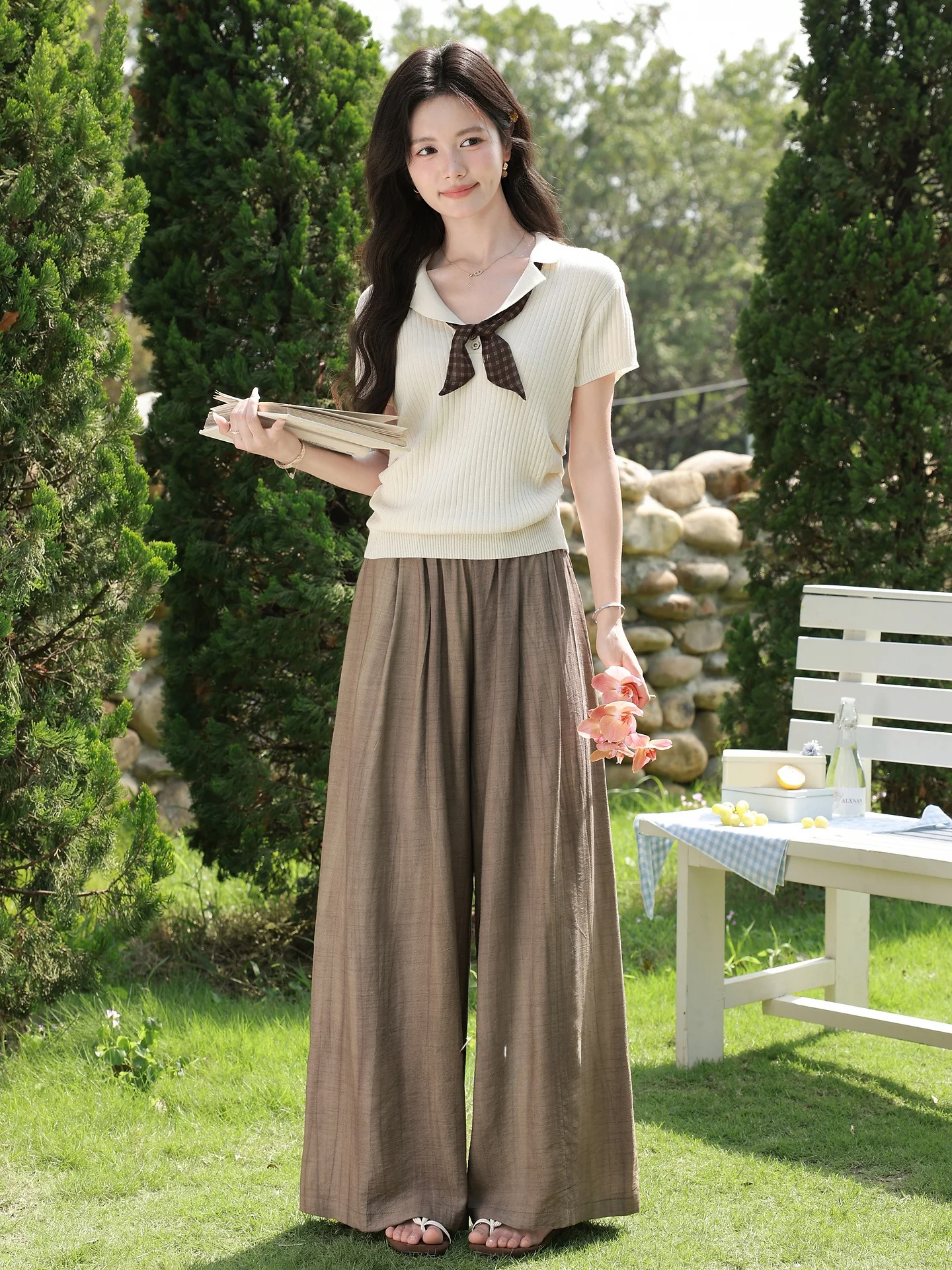 感のあるカフェ色のゆったりワイドパンツ：夏用レディースコーデの実用性とシーン別活用法