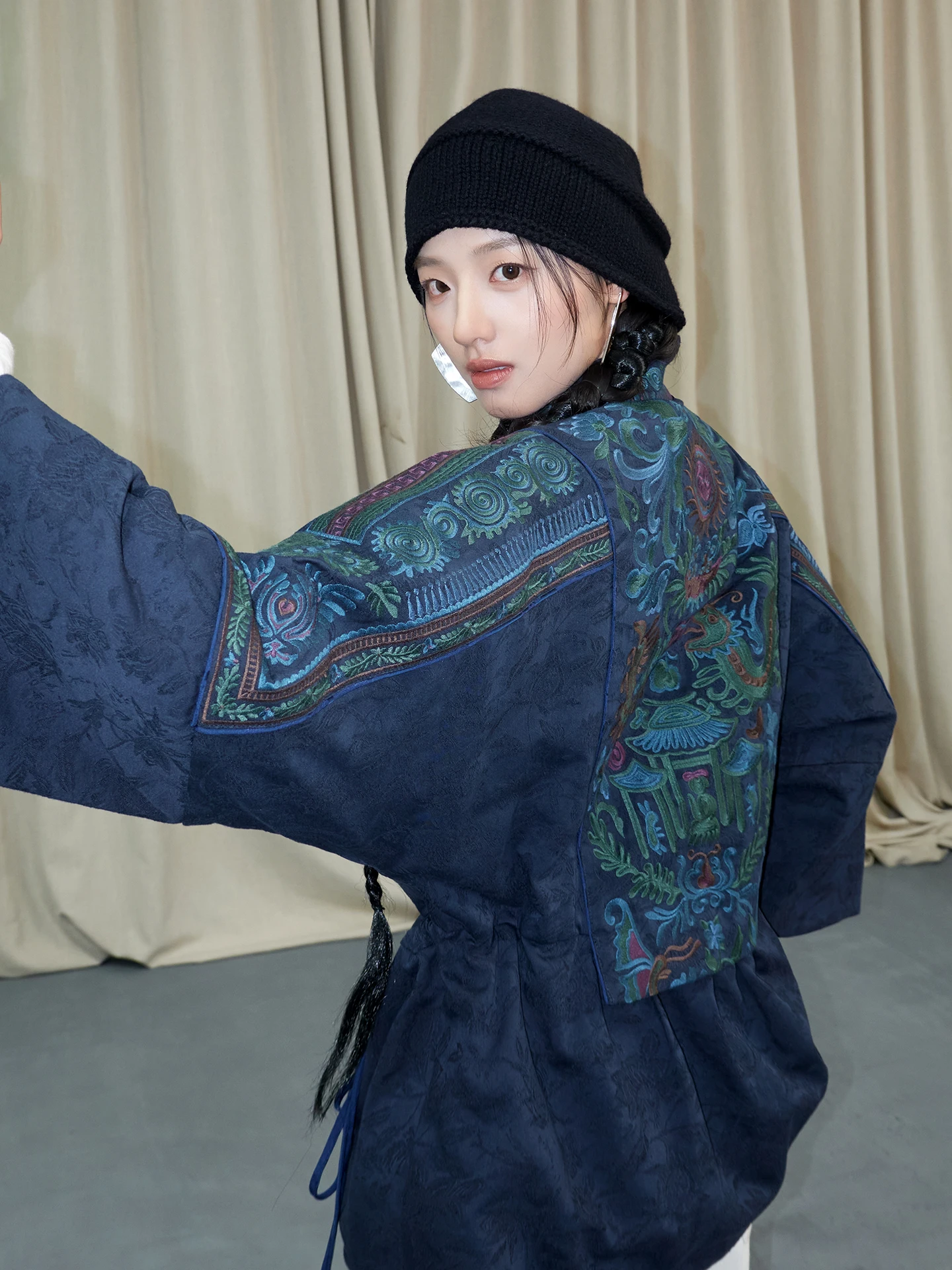 苗刺繍風キルトジャケットと半身スカートのセットアップ：秋の通勤スタイルに最適な組み合わせ