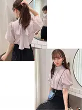 フロントとバックで着られる小高い襟のランタンスリーブブラウス【リボン付き・夏用・甘美なデザイン】
