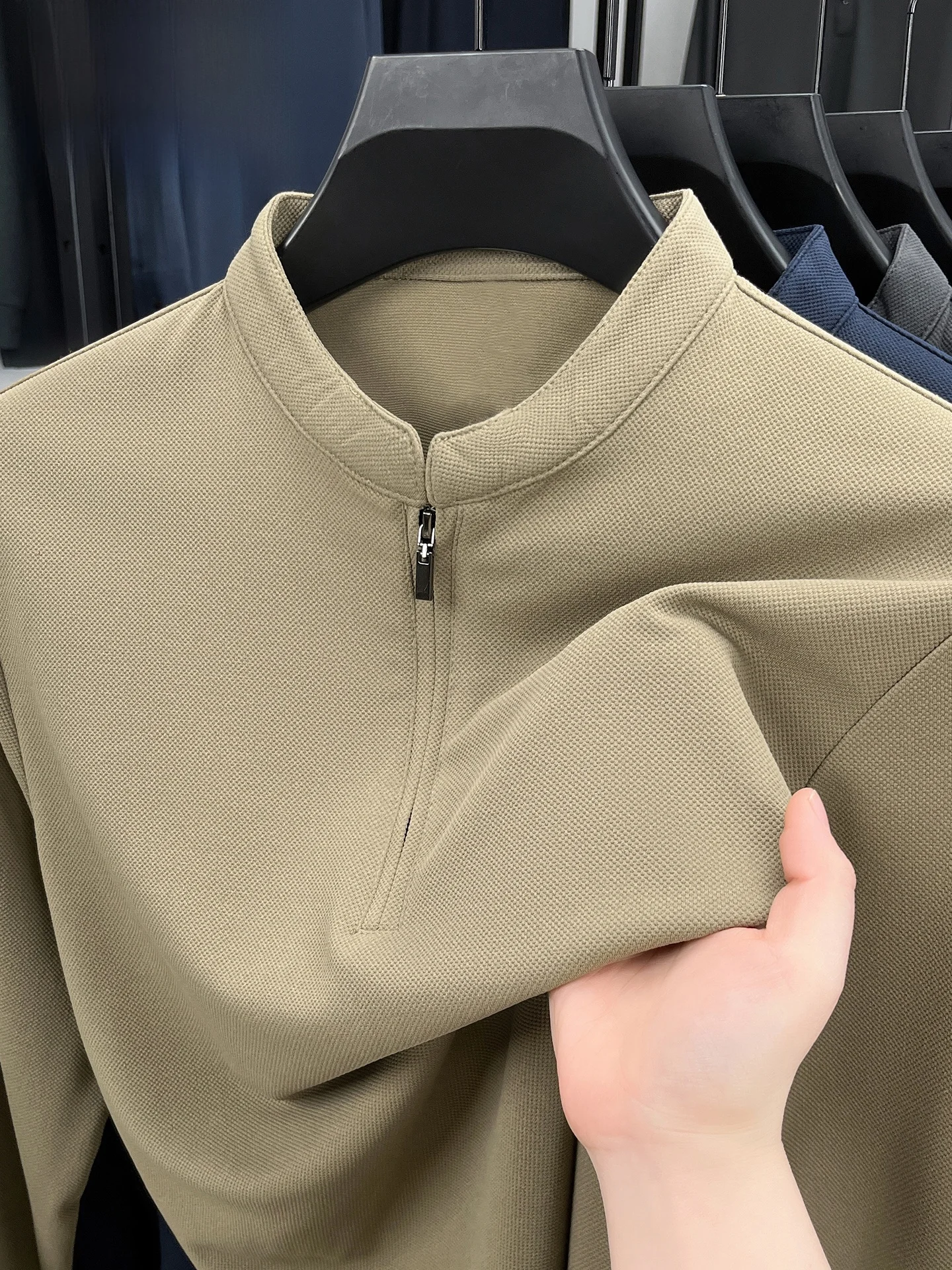 ハーフジップ メンズ コーデはどう選ぶ？TUCANOの半袖ハーフジップTシャツが解決する3つの悩み