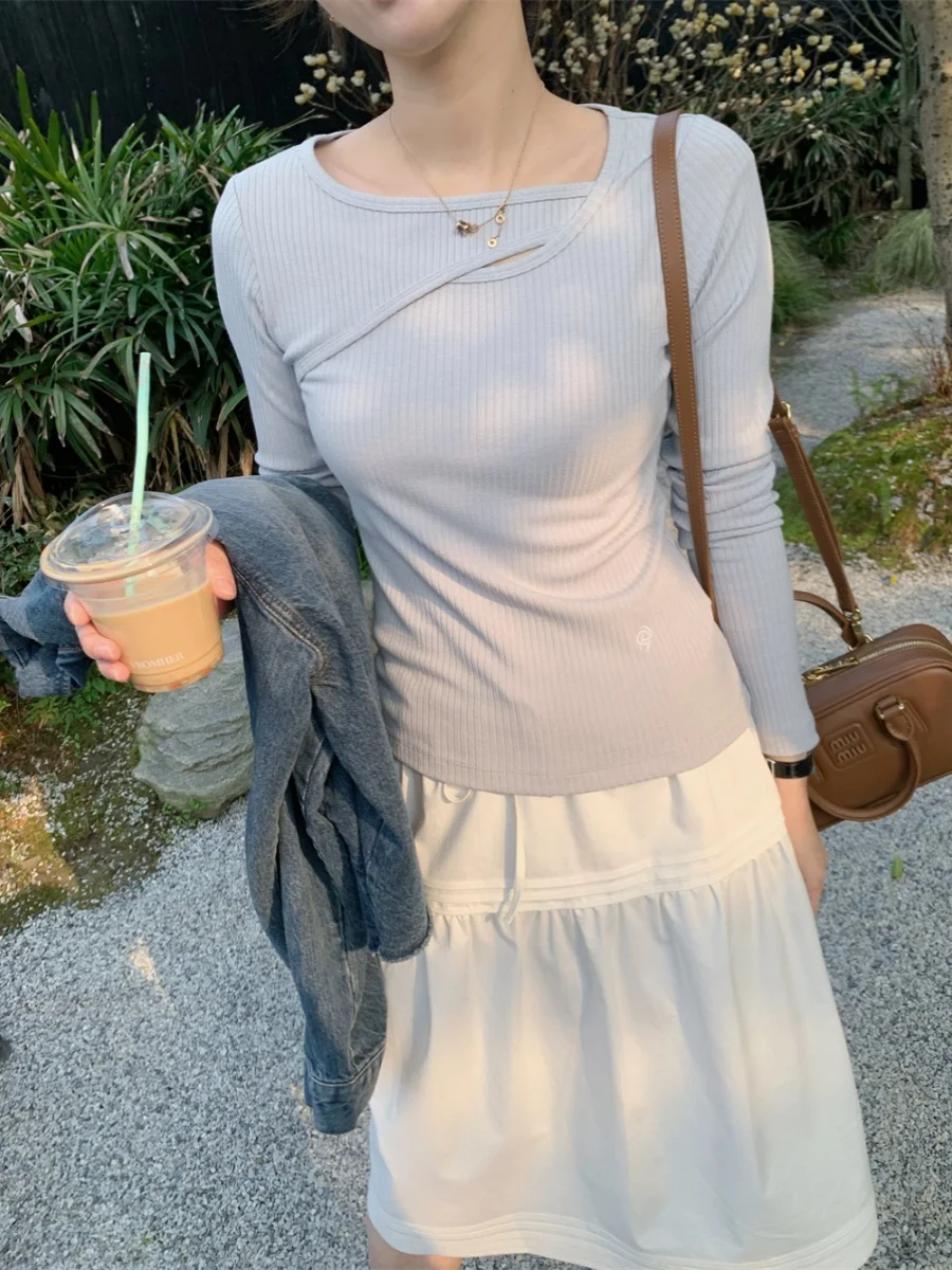 リブデザインのトレンディフィットTシャツ：横から着る際のスタイリングとサイズ選びのガイド