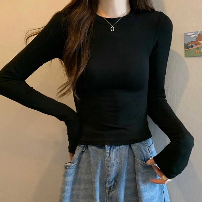 黒Tシャツコーデを失敗させないための1つの鍵は？
