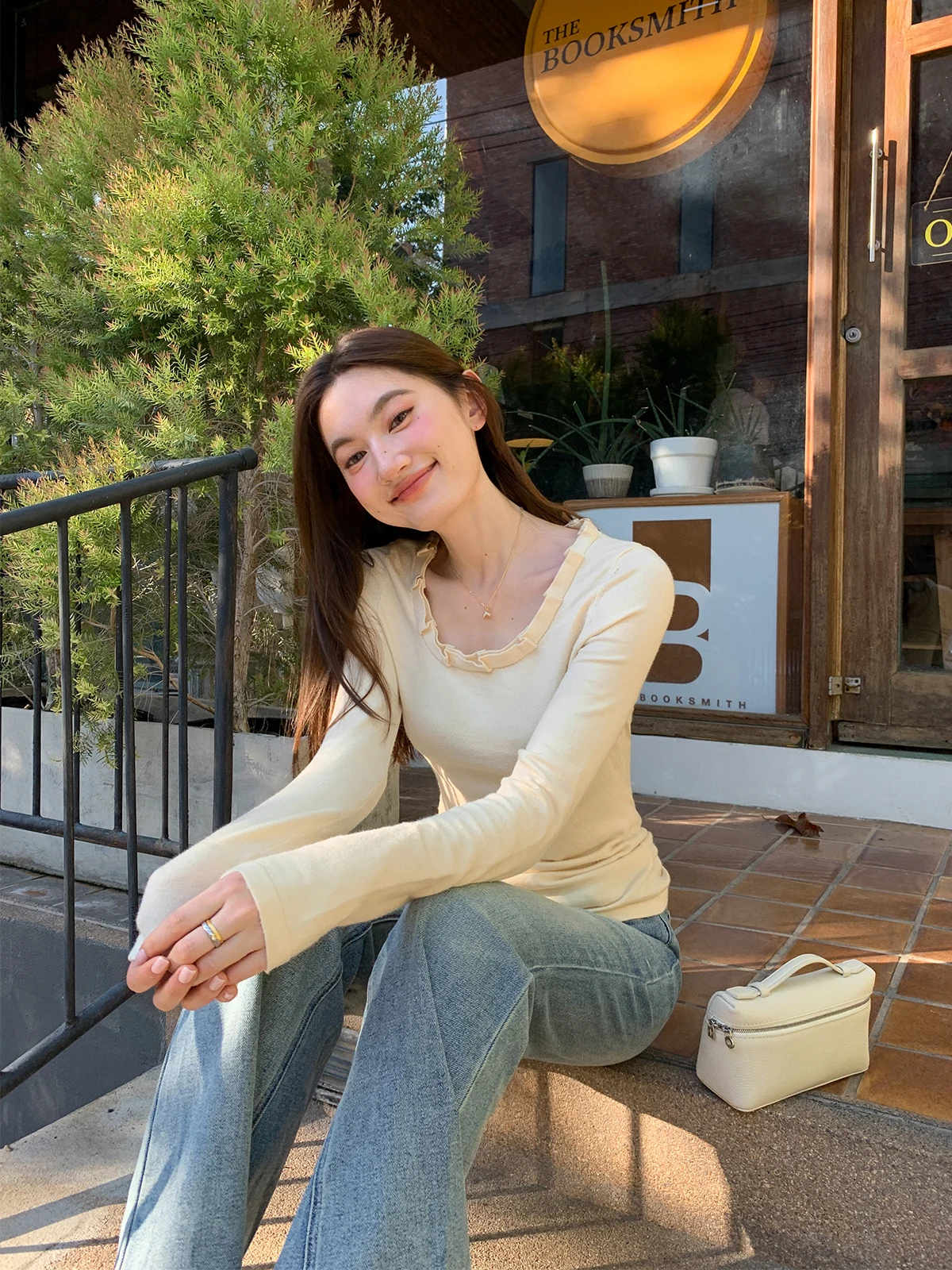 デザイン性の高い 褶皱襟 リブニットトップス【春用・スリムフィット・女性用】