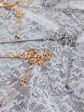 優雅なバラモチーフのビーズ飾りバタフライヘアクリップ