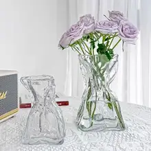 シンプルで洗練されたデザインの不規則花瓶【透明ガラス製・デコレーションに最適】