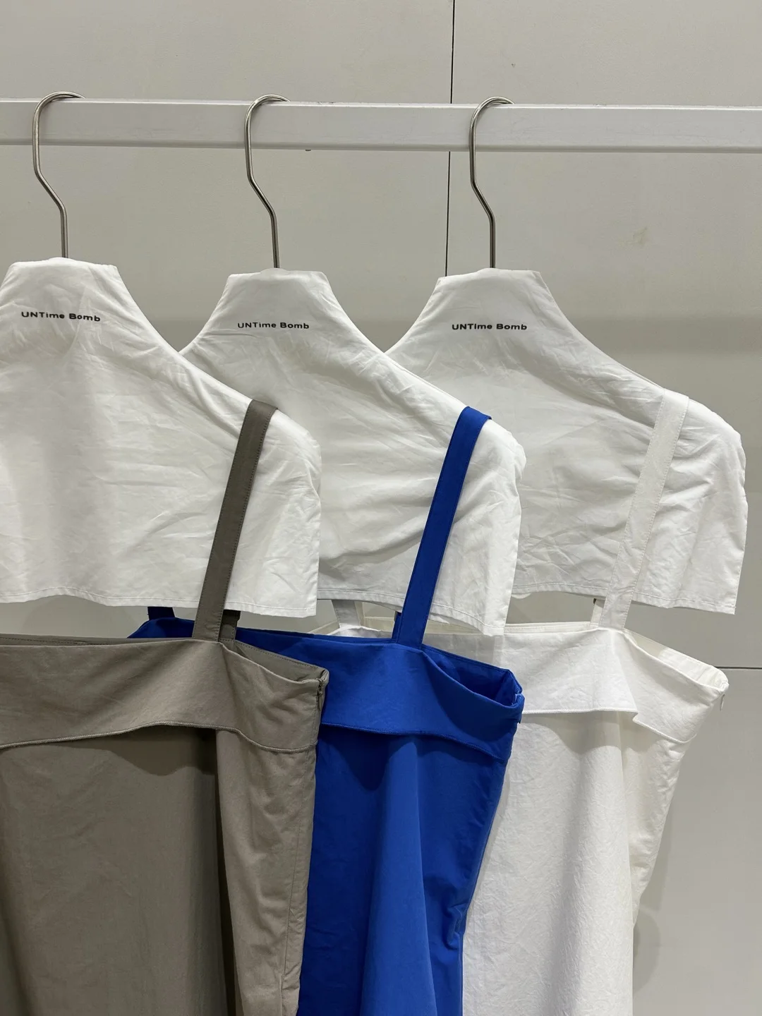 だぼっとした服を着るなら、今こそ選ぶべき「クラインブルーのA字裙」は？
