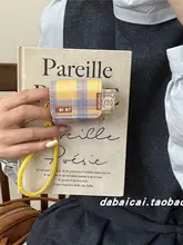 チェック柄の笑顔デザインAirPods用ケース【プロ保護カバー・ぶら下げストラップ付き】