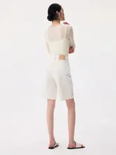 清潔感のあるホワイトデニムのハーフパンツ【レディース・ルーズフィット・ワイドレッグ】