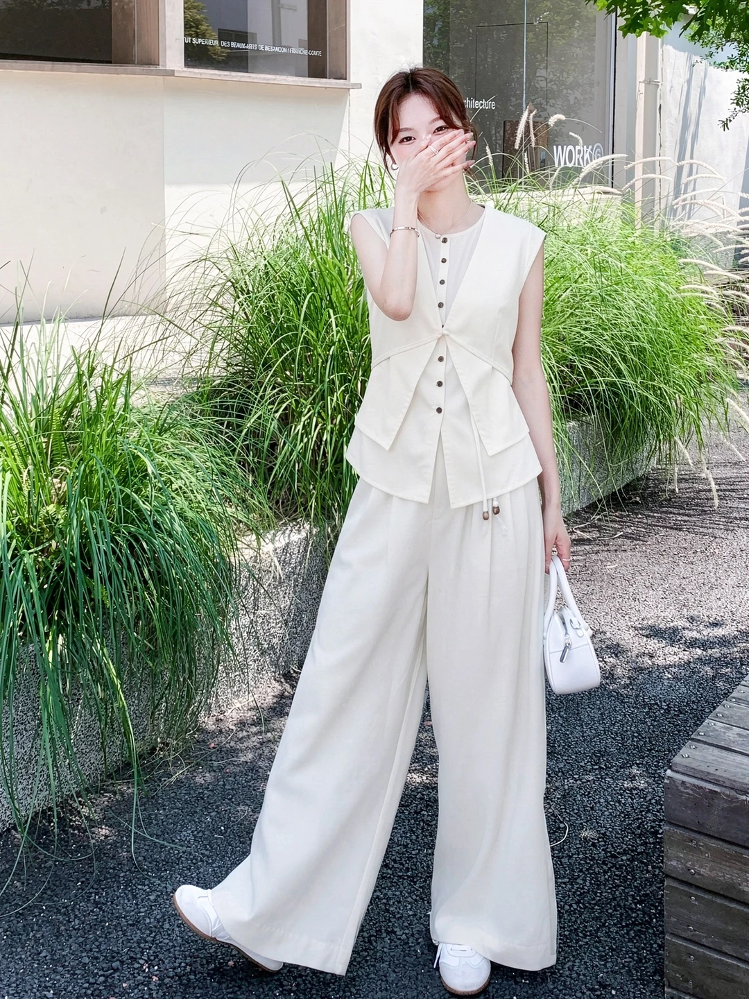 9月27度に着る服は？通勤風のノースリーブジレとワイドパンツが解決する夏の終わりの悩み