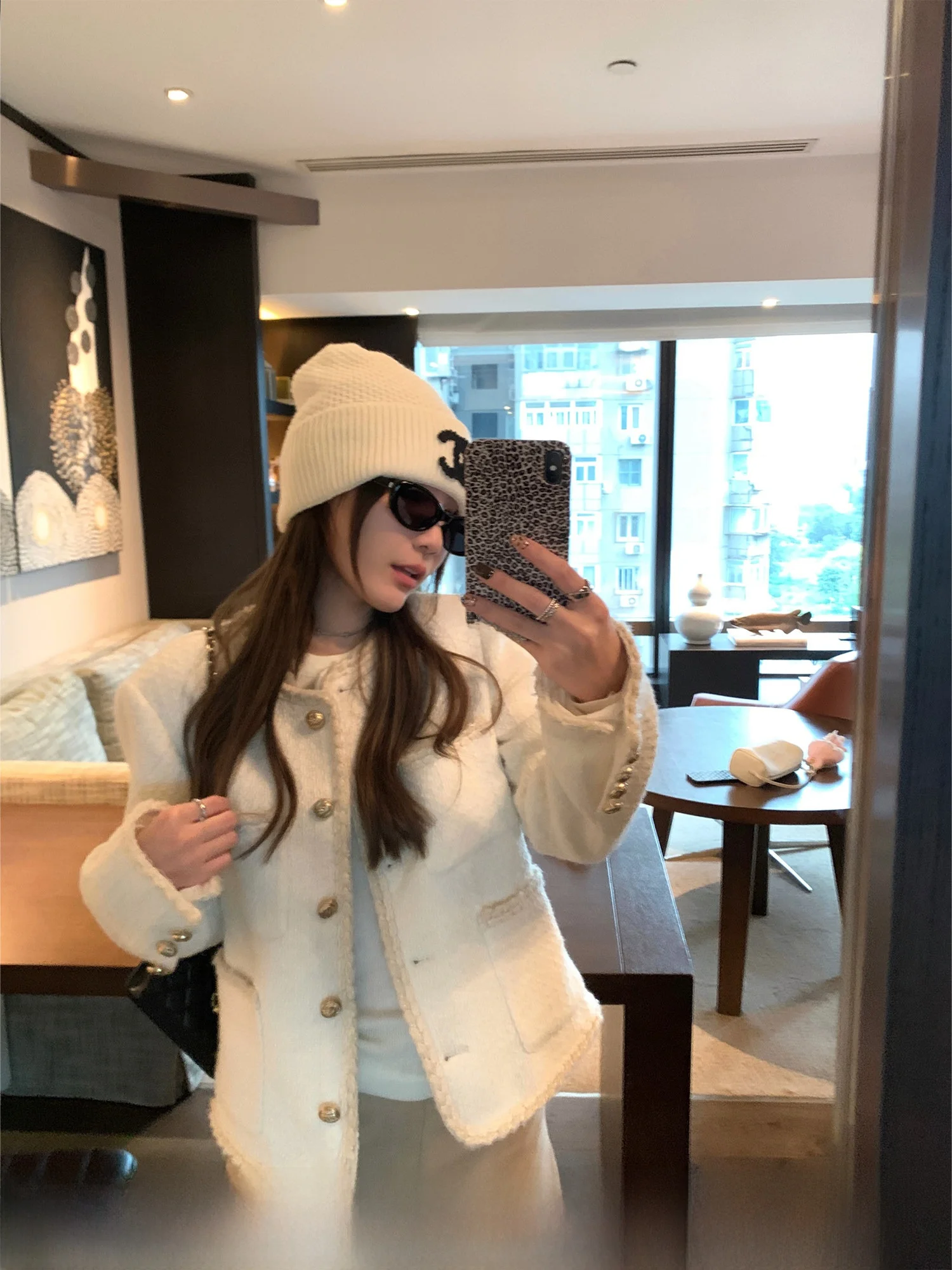 ツイードコートの特徴とは？重厚感のあるツイード風ロングコート【女性用・クラシックスタイル・ローズデザイン】