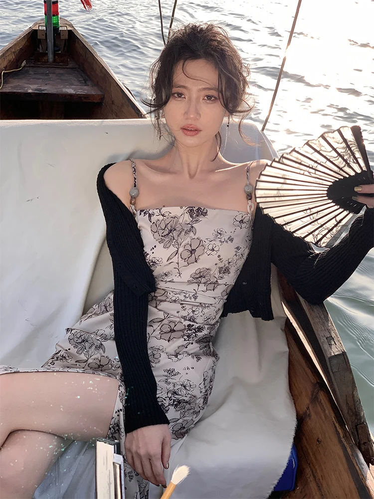 20歳の女性にぴったりな春夏のキャミソールワンピース：フラワープリントとタイトフィットの実用性
