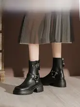 デザイン性が高い！春秋用レディースブーツ【厚底・ショート・黒色】