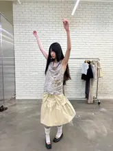 華やかなプリントのキャミソールタンクトップ