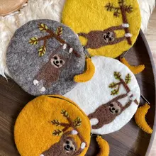 手作りネパールウールフェルト小銭入れ【個性的な猿モチーフ】