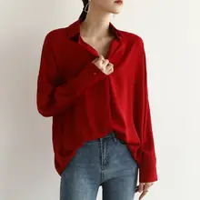 ヴィンテージスタイルのザクロレッドVネックシャツ【女性用・フィット・長袖】