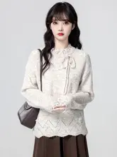 オートミールカラーのラウンドネックニットトップス【レースパッチワーク・秋冬用】