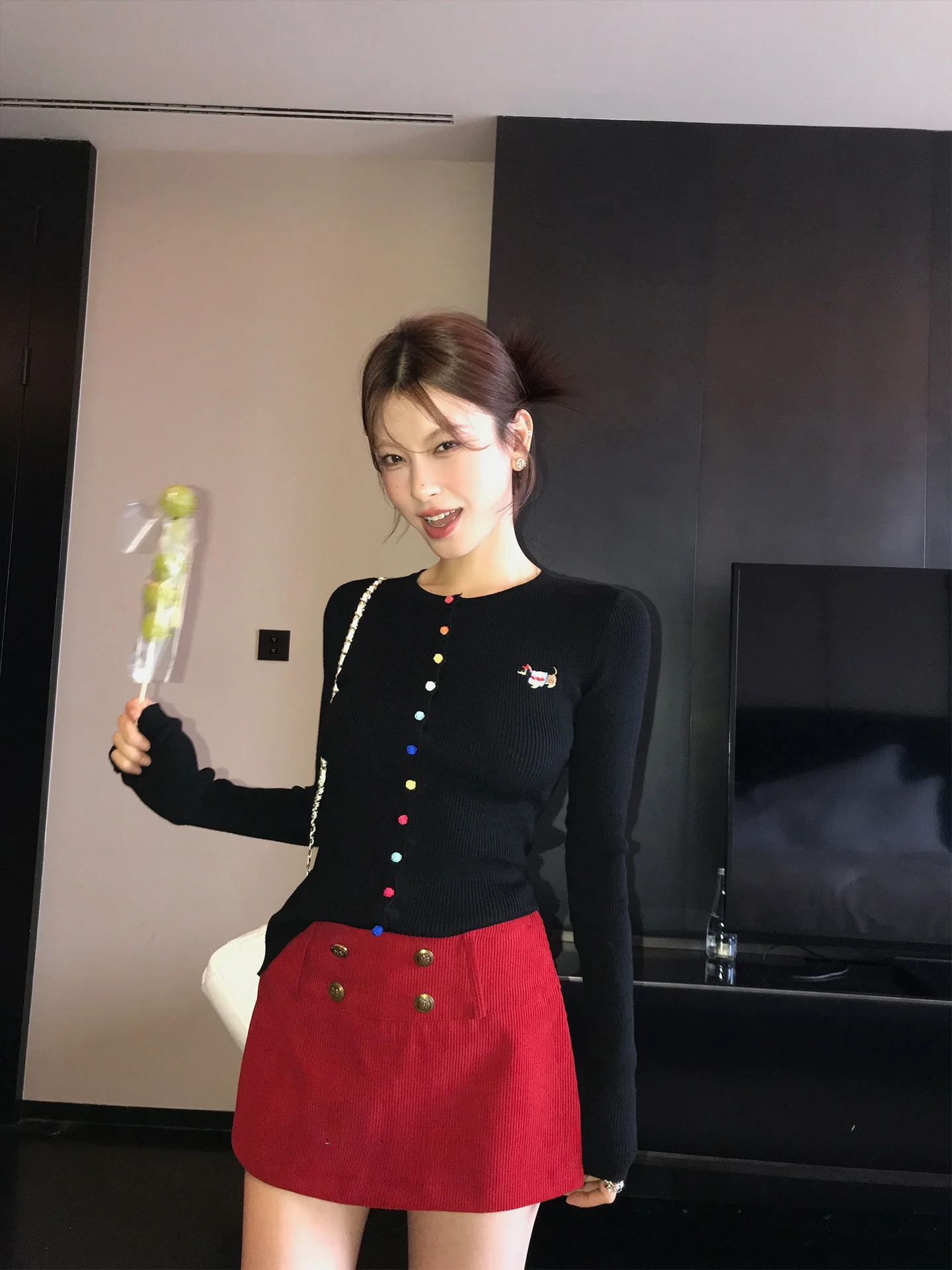 バルマン風ライトコーデュロイ風半身スカートパンツ：おしゃれで機能性を兼ね備えた2025冬のボトムス