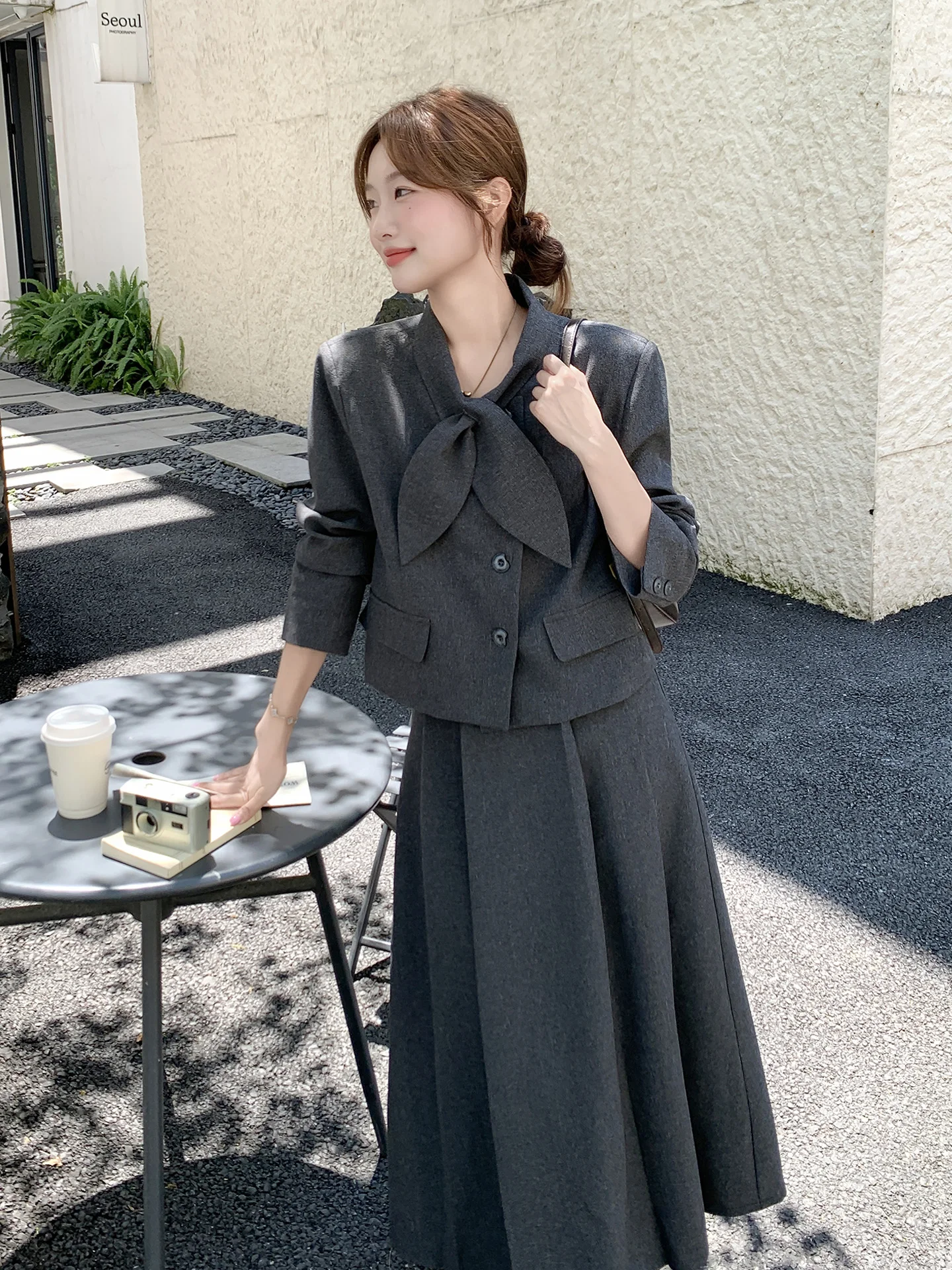 50代の秋に着るジャケットとスカート、どう選ぶ？