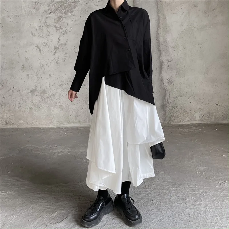 「不規則なシルエットの黒い長袖シャツ」は、本当にスタイリングの鍵になるのか？