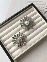 華やかなデザインのシルバー金属製花モチーフブローチ【カジュアルコートやニットに最適】