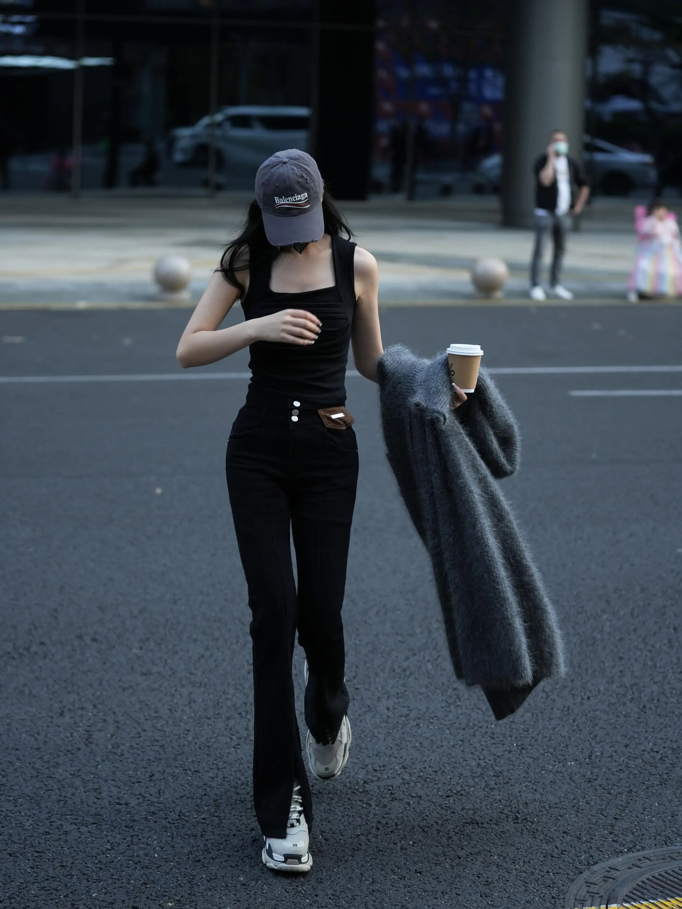 春にぴったりの白いキャミソール：透けないインナーとしての実用性とデザイン性
