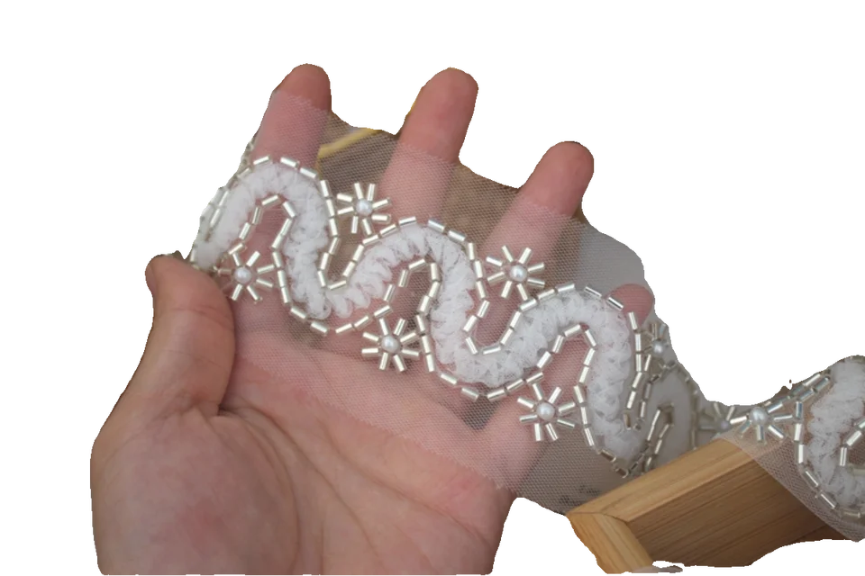 立体的な装飾用ビーズとレースの素材【DIY 婚礼用ヴェール向け】