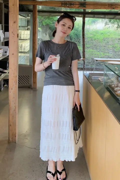 ロマンティックな重ね着に最適な短袖Tシャツとキャミソール（セットアップ対応）