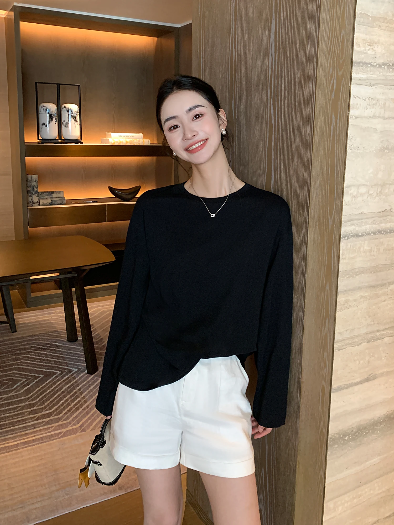 ロングシャツ 黒 の着こなし方を徹底解説！厳選4選でどんなシーンでも自然に着こなせる