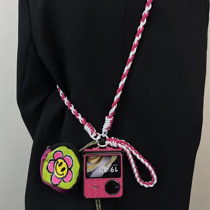 マゼンタの笑顔花デザインのイヤフォンケース【編み紐付き・三星Z Flip4対応・衝撃吸収デザイン】