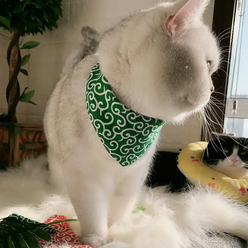 猫用三角巾：日本伝統唐草模様のペットアクセサリーが四季通用