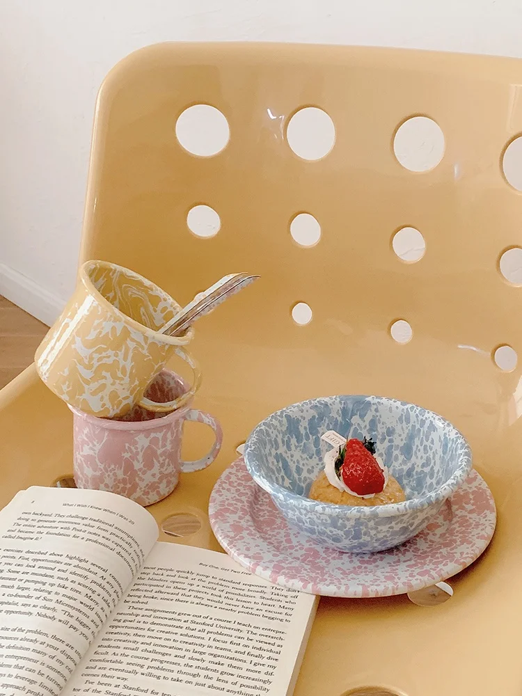 赤ちゃん用ブルーエナメル食器：こぼれないコップとしての安定性と安全な食事環境