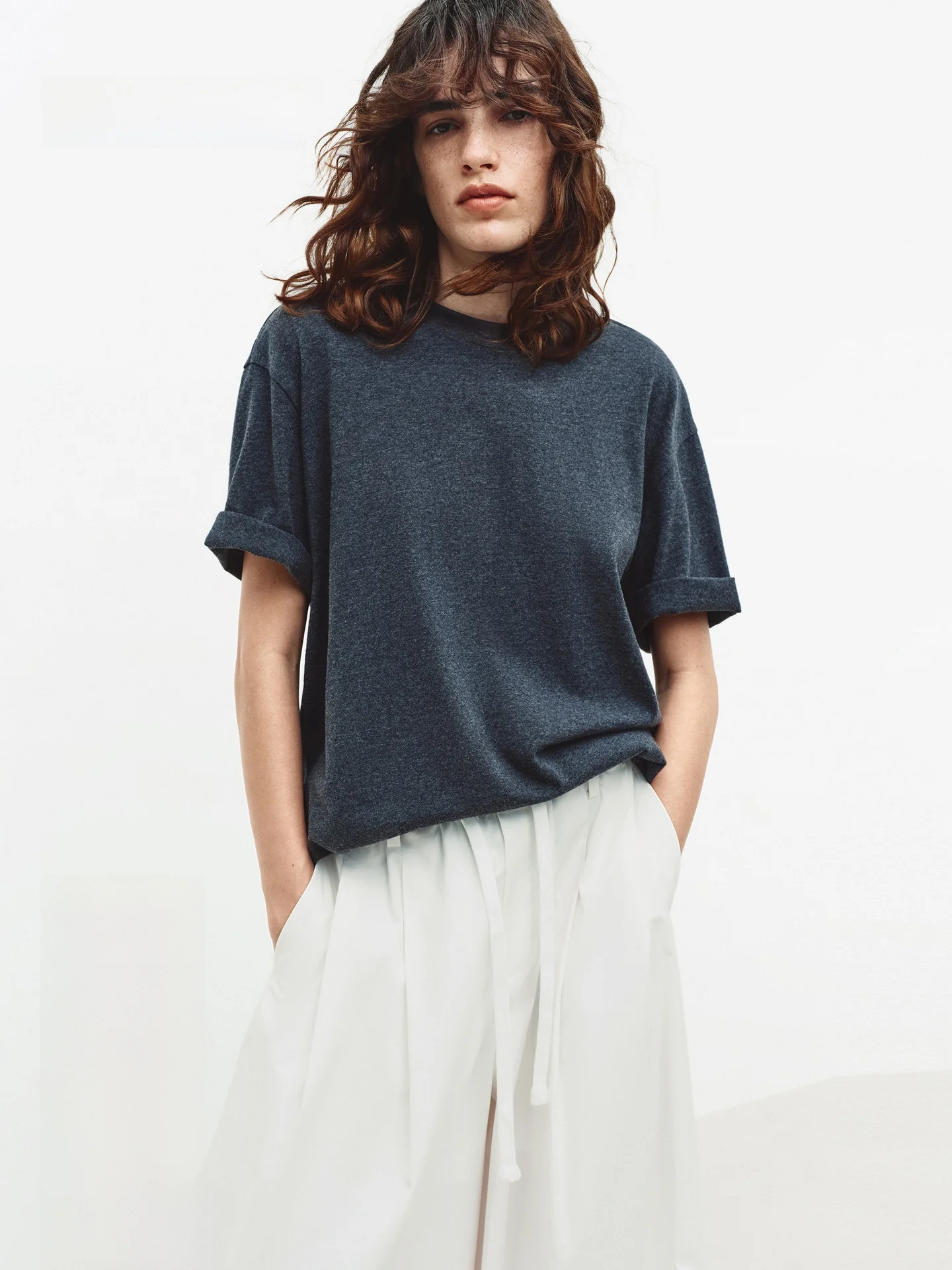 背中結びデザインのTシャツでどう着こなす？春の日常に合うアレンジのコツを解説