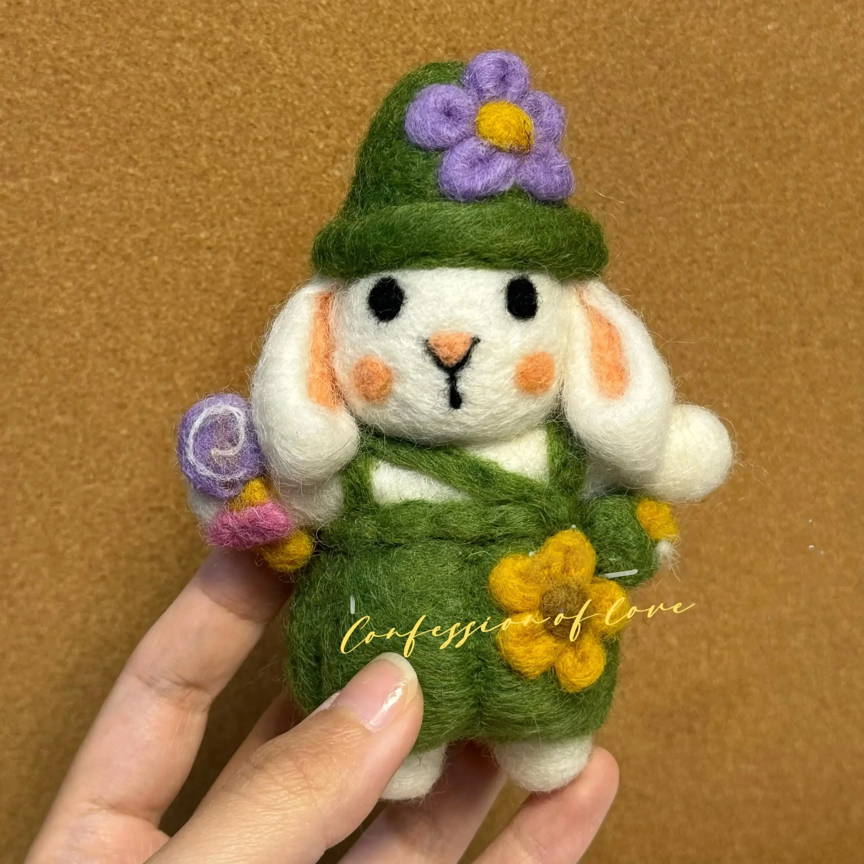 手作りのウールフェルトキーホルダー：かわいい緑のうさぎデザインが注目される理由