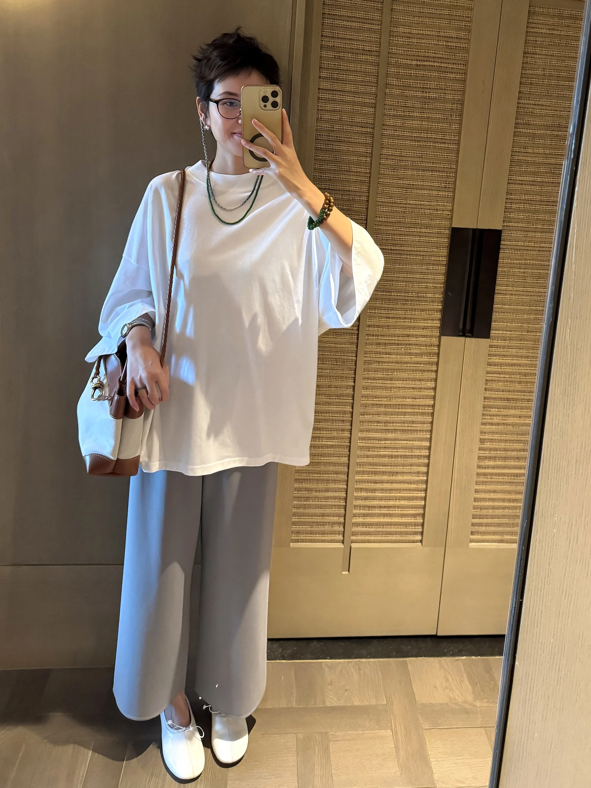 50代後半女性の顔合わせにぴったりなカジュアルパンツ：軽量ドレープパンツの実用性と選定基準