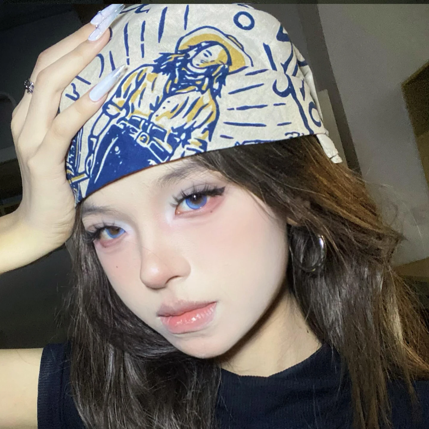頭にバンダナ どうやってつける？ヴィンテージ海賊風のバンダナが通勤でもデートでも活躍する理由