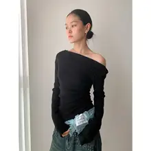 秋のオシャレなデザイン！斜めに開いた肩のフィットニットトップス【長袖・柔らかい素材・タイトなシルエット】
