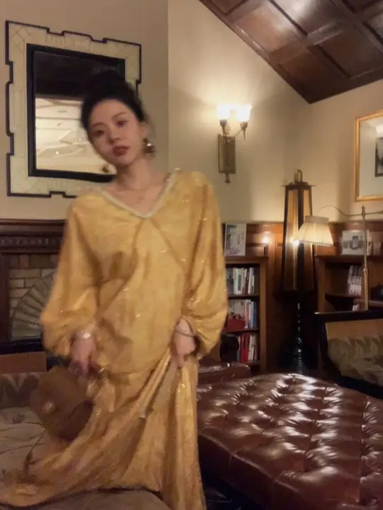 大Eees 刺繍とスパンコール付きVネックワンピース【エレガントなデザイン】