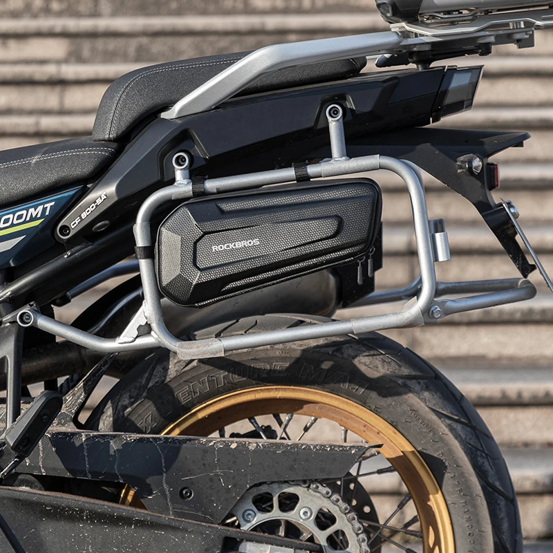 ロックブラザーズ バイク用ハードシェル三角バッグ：ツーリング向けの防水設計と前梁取り付け構造の実用  性