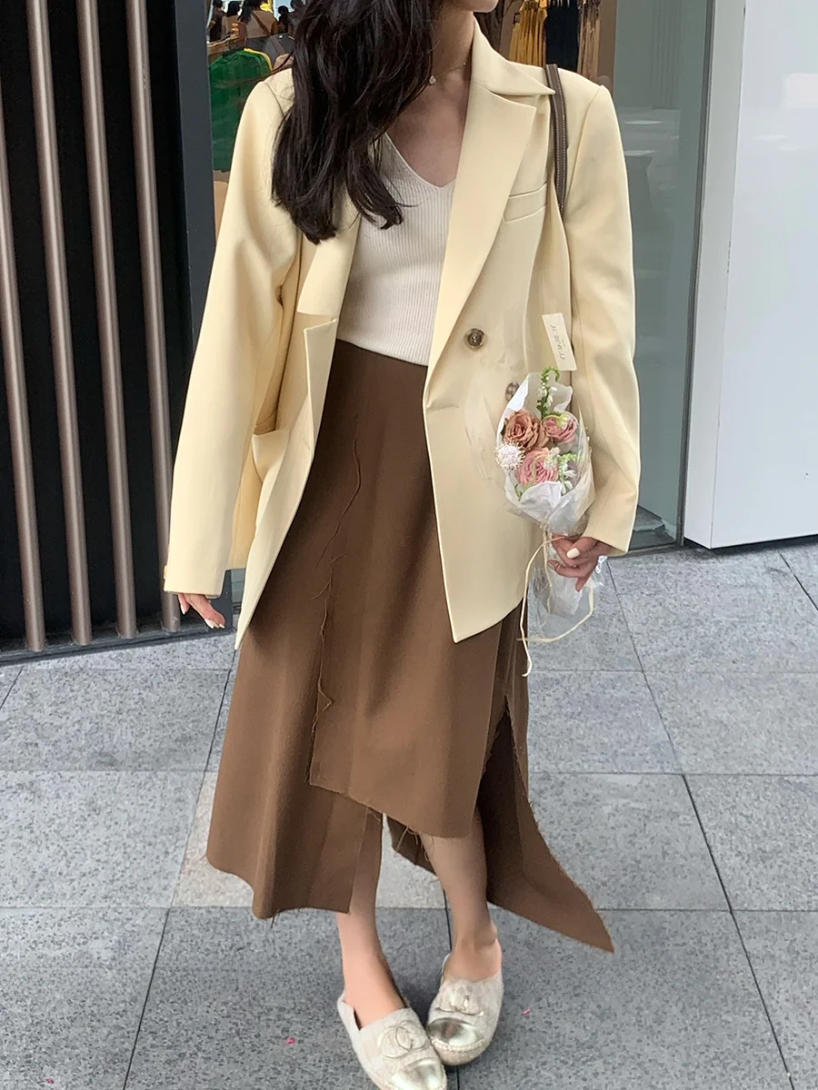 30代の女性にぴったりな春のファッションは？不規則なデザインのハーフスカートが解決する