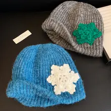 雪の結晶デザインのブルーの編み帽子【秋冬用・暖かい・小顔効果】