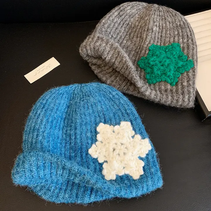 雪の結晶デザインのブルーの編み帽子【秋冬用・暖かい・小顔効果】