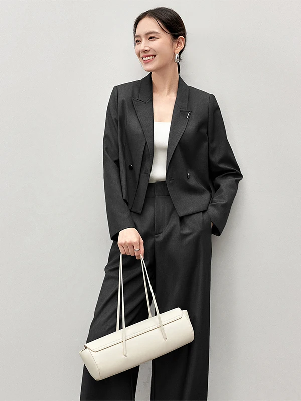 20代後半の通勤スタイルにぴったり？グレーのジャケットパンツスーツが解決する「オフィスで失敗しないコーデ」は？