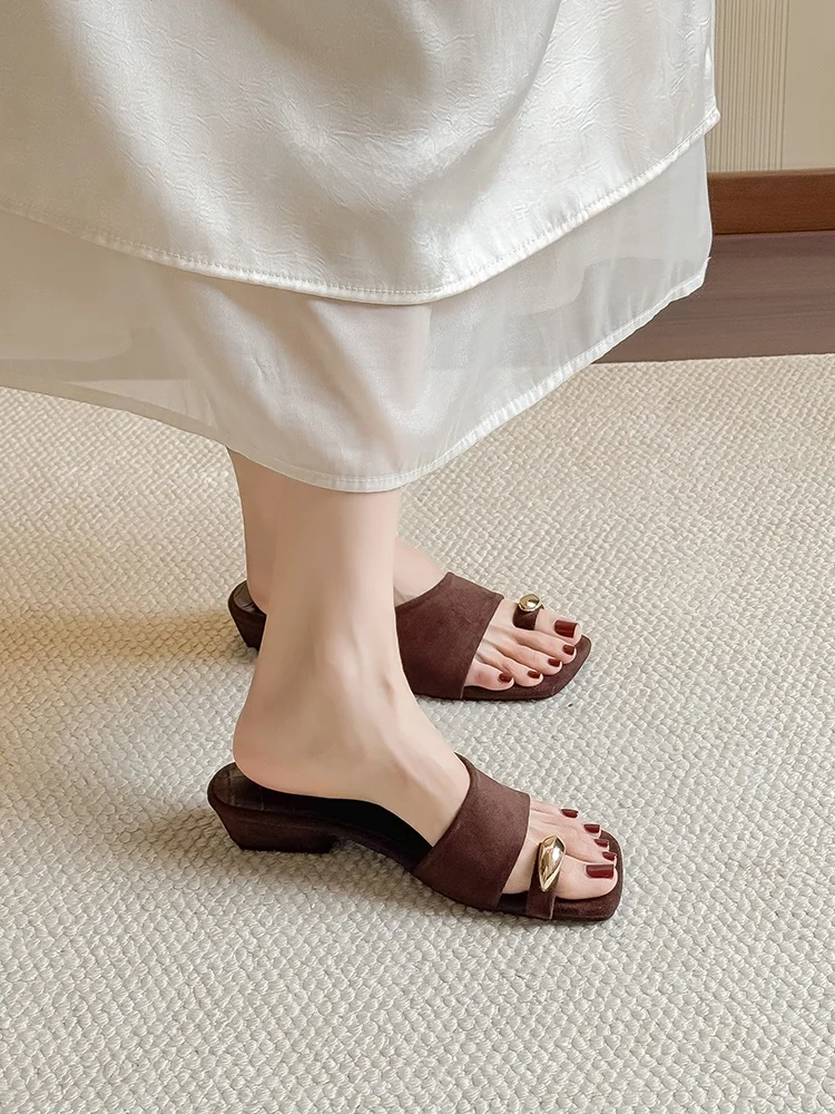 ローヒールサンダルを選ぶときに迷うのは、本当に「どんな感じ？」なのか？
