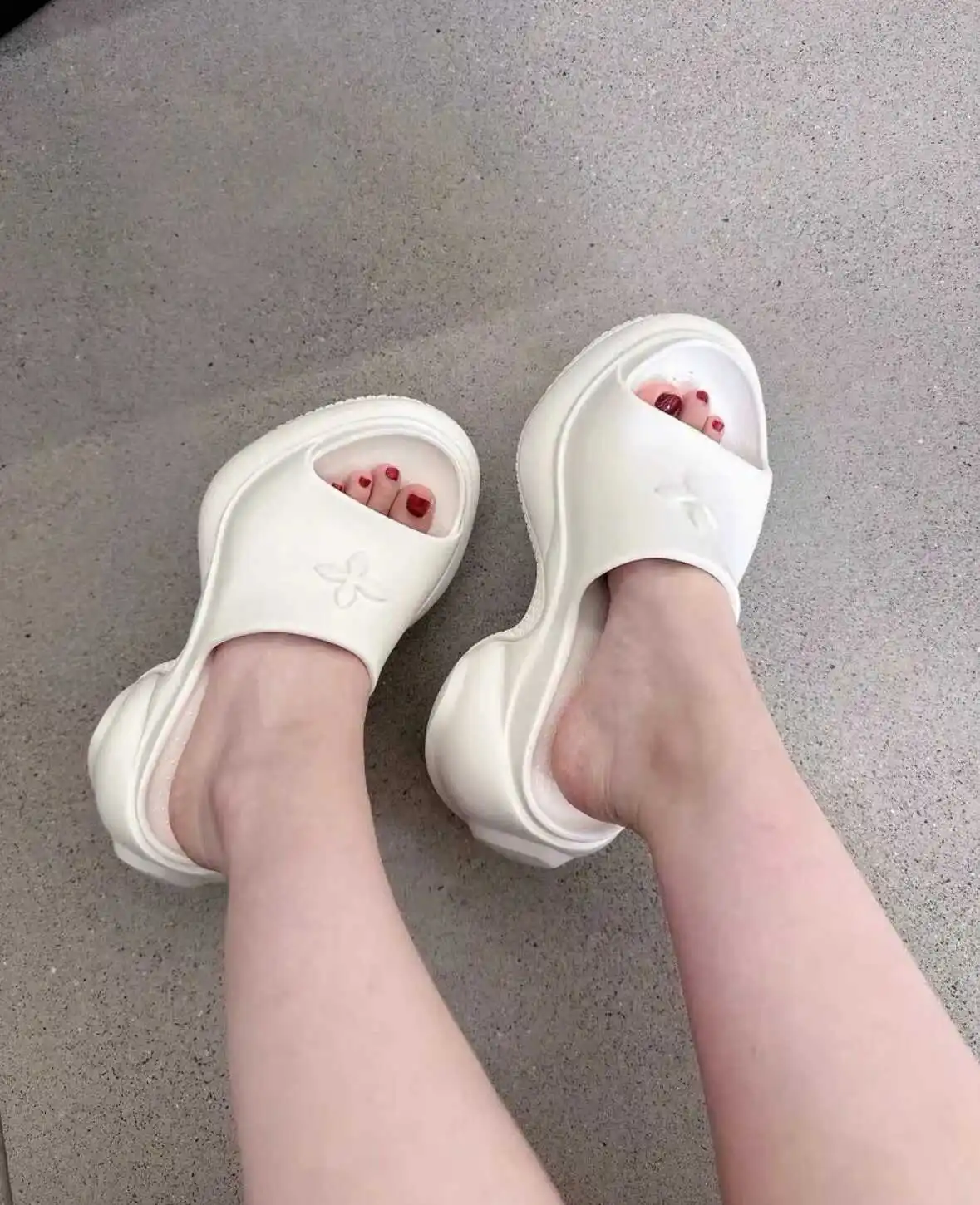 黒のクロスフラワーデザイン高底厚底サンダル：夏用女性向けの足元サポートとスタイル