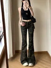 低めウエストの迷彩柄デニムパンツ【フィット感・フレアデザイン・女性用】