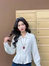 レトロデザインの長袖白シャツ【女性用・スリムフィット】