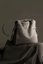 BAMPO 本革製ショルダーバッグ【柔らかい斜め掛け・バケットバッグ・福結びデザイン】